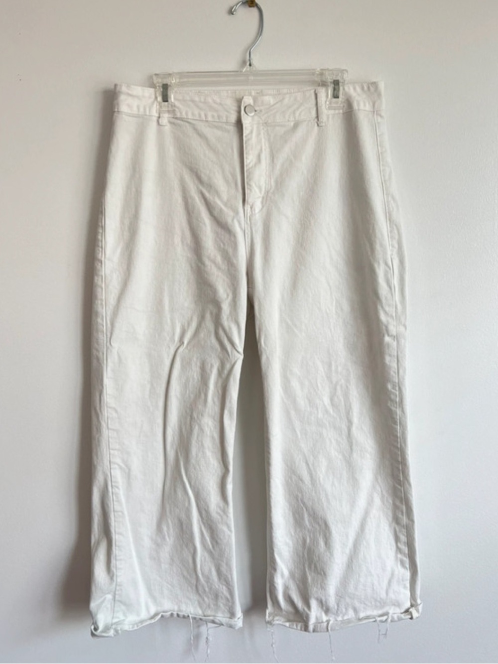 3/$25 Boutique Women’s White Flare Leg Raw Hem Pants